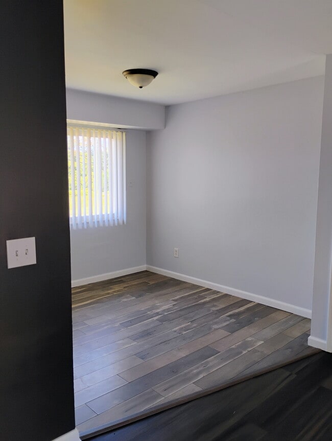 Building Photo - Willow Manor Apartments