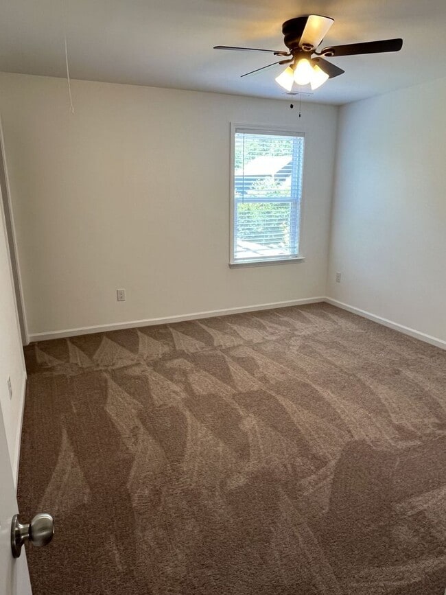 Building Photo - Large, Newer 4 Bedroom + Office and Loft i...