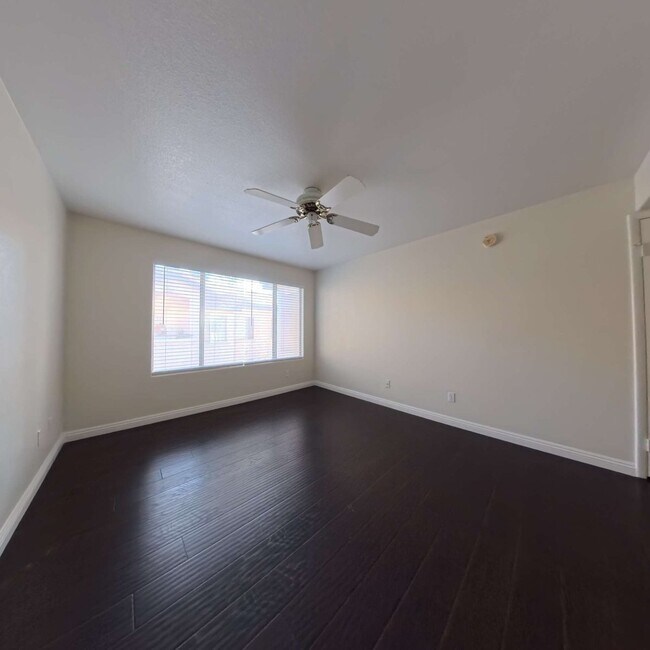 Building Photo - 3 Bedroom | 2nd Floor | Laminate Floors | Gated Community