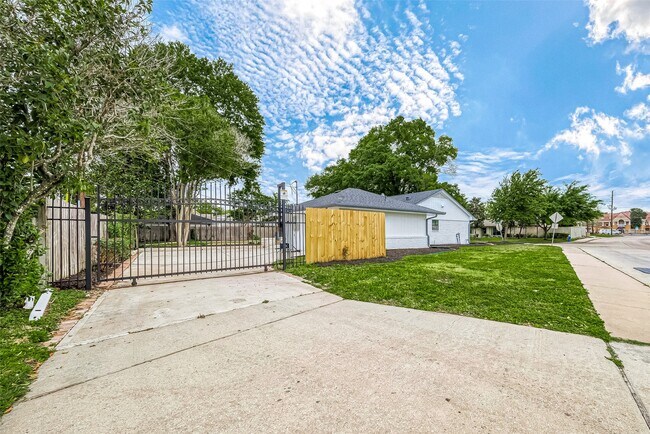 Building Photo - 6254 Locke Ln