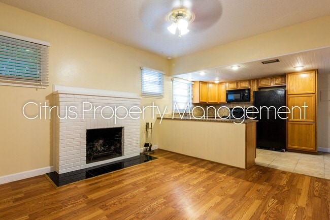 Building Photo - Charming Duplex in Mills 50 District