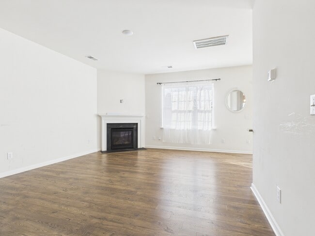 Building Photo - 2032 Highland Knoll Dr