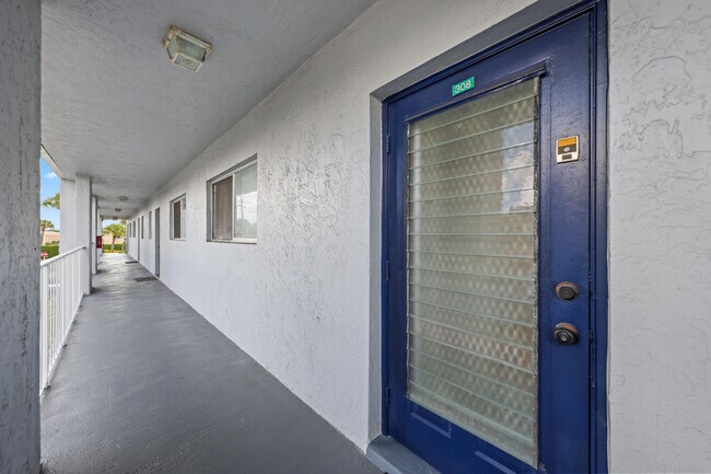 Building Photo - 2840 SW 22nd Ave