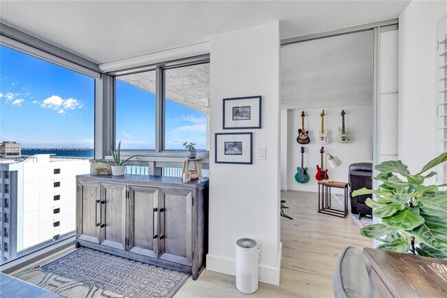 Building Photo - 2655 Collins Ave