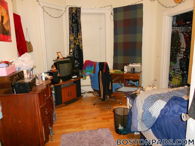 Building Photo - 35 Brookline St