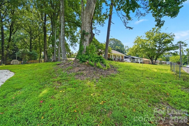 Building Photo - 553 Derrydowne Dr