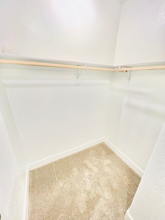 Building Photo - 2821 E Tamarind Dr