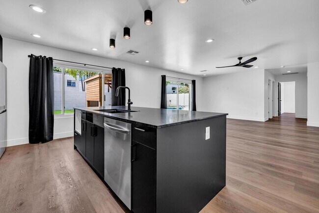 Building Photo - 6 Bedroom/4 Bath - Fully Remodeled
