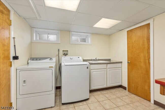 Building Photo - 81 Tooker Ave