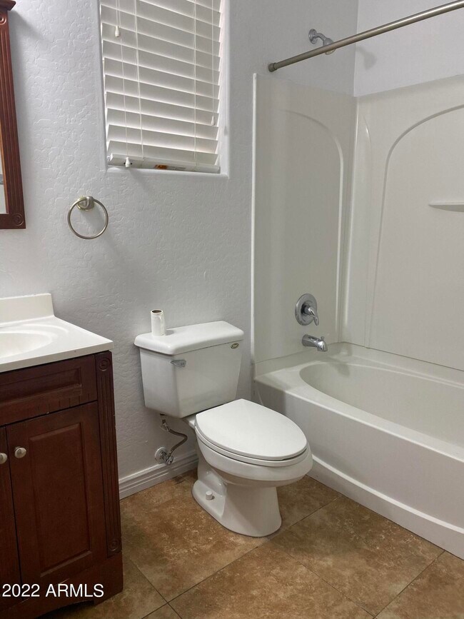 Building Photo - 1704 S Falcon Dr