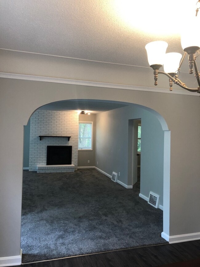 Building Photo - Single Family Home - River Views - Updated Finishes!