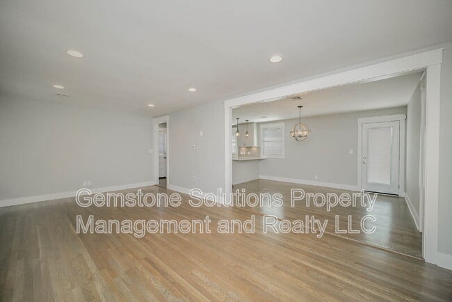 Building Photo - 413 Lynn Dr
