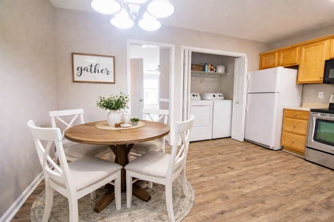 Building Photo - 2 Bedroom 2.5 Bathroom Townhome