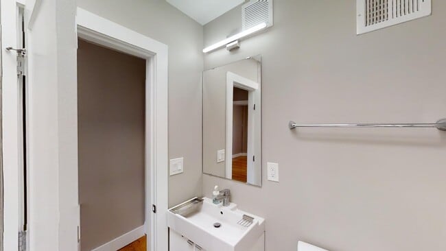 Building Photo - 12 Hawaii Ave NE