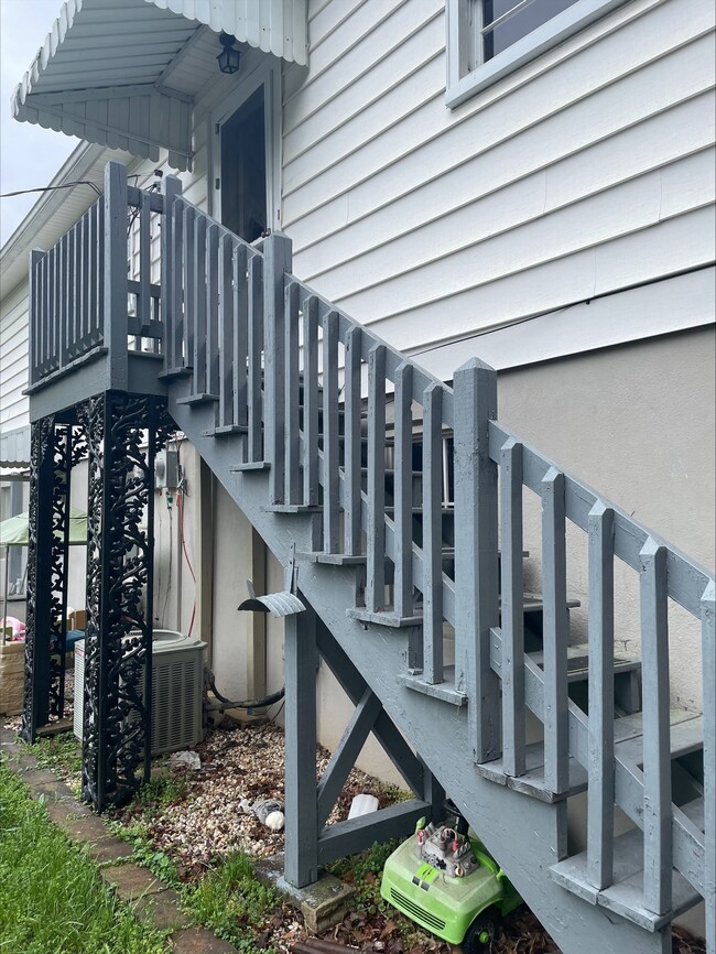 Building Photo - 713 S Cedar St