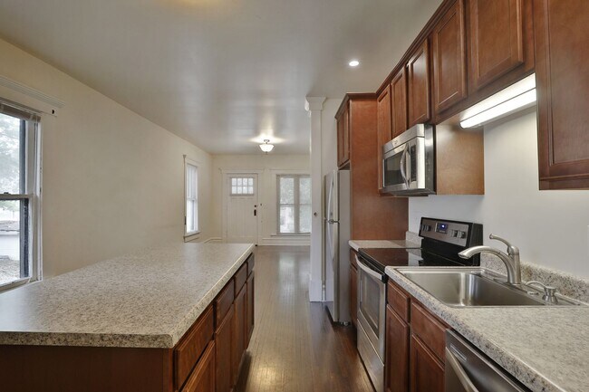 Building Photo - NEWLY RENOVATED NORTH CAMPUS - 3 BEDROOM 2 FULL BATHROOMS