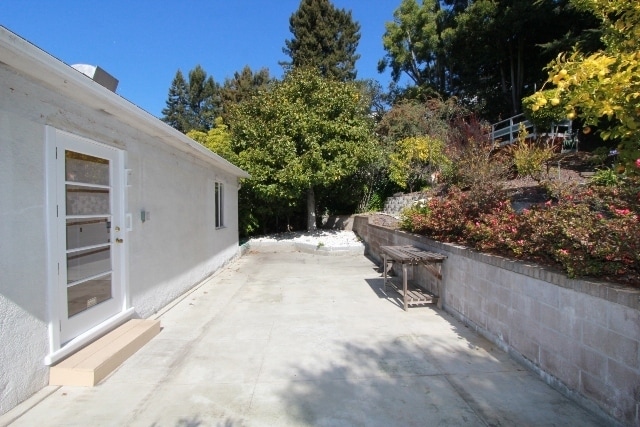 Building Photo - 4 Bedroom Mid-Century Oakmore Property With View of Bay