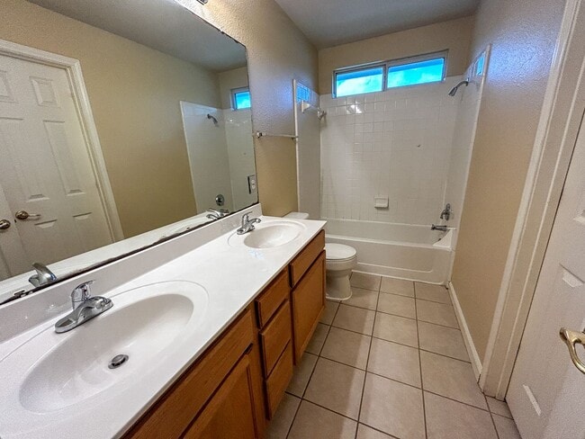 Building Photo - Rare 5 Bedroom in Crystal Knoll Georgetown