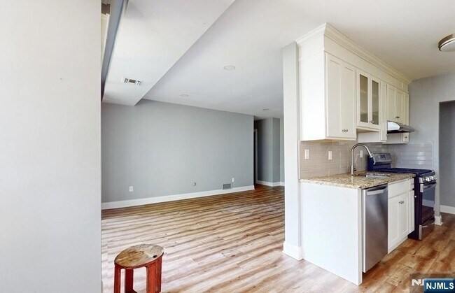 Building Photo - 462 River Rd