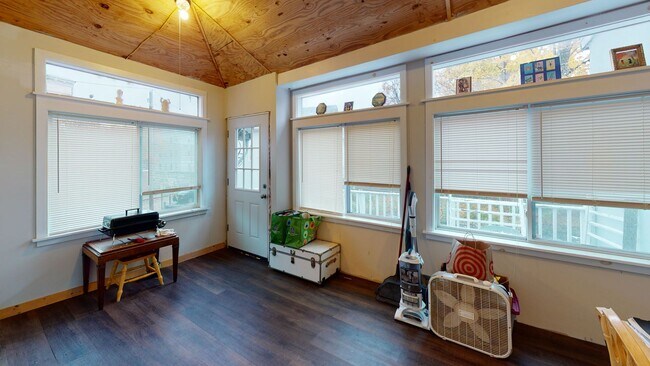 Building Photo - Charming 1BR + Bonus Sunroom - Near Yale, ...