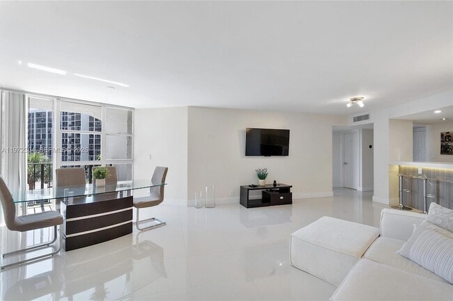 Building Photo - 600 Parkview Dr