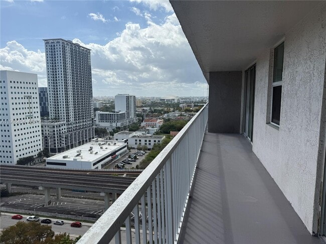 Building Photo - 915 NW 1st Ave