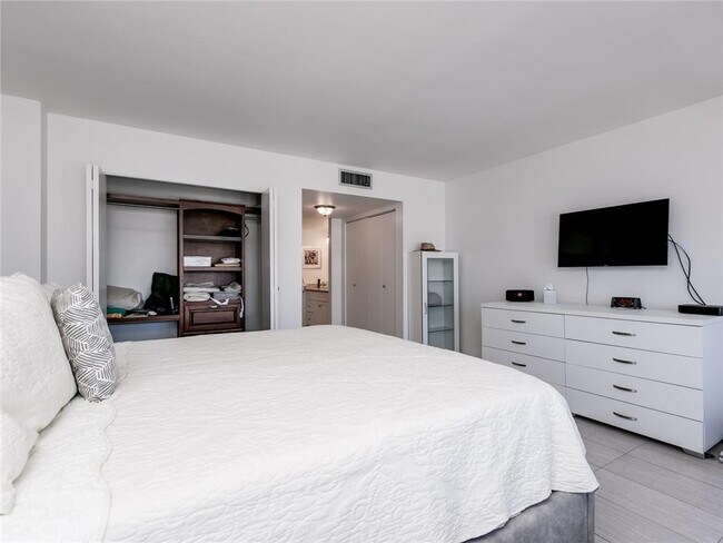 Building Photo - 3900 Galt Ocean Dr