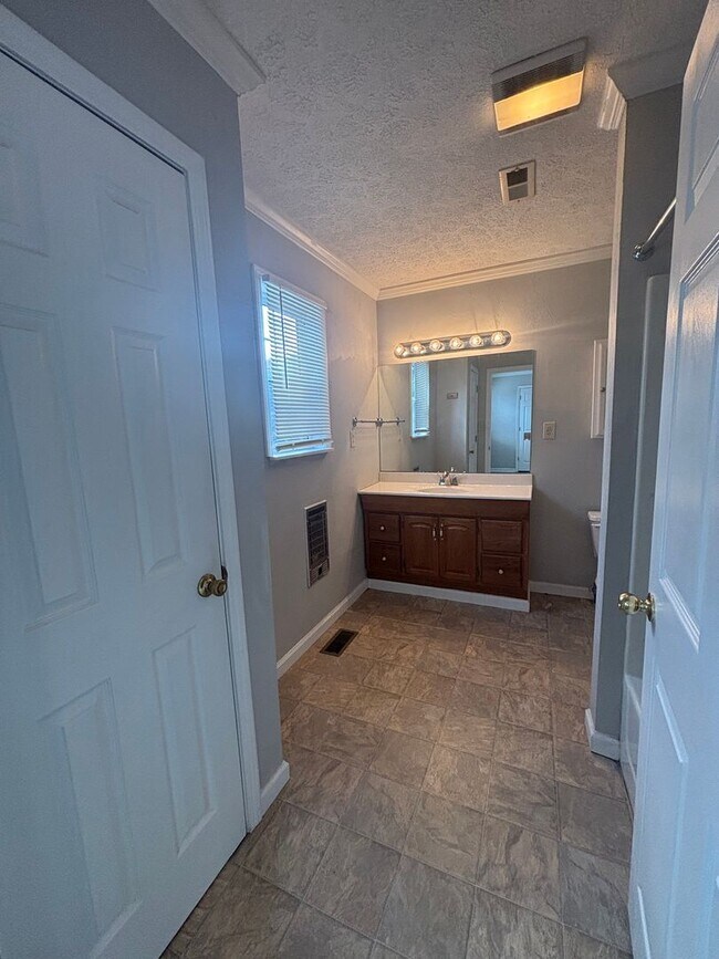 Building Photo - Updated 3bd/2bth home with Remodeled Master Suite & Prime Location!