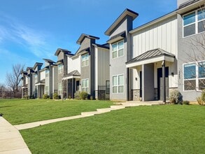 Building Photo - 3215 Chenault St