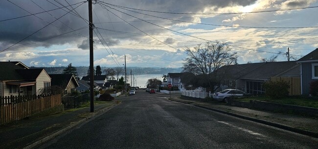 Building Photo - 3 bedroom Ramble House in Manette- Hardwood and Fireplace!