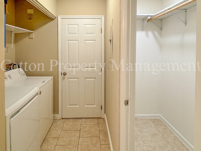 Building Photo - 4516 Greentree Rd