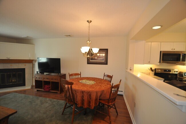 Building Photo - 181 Riverside Townhouses Rd