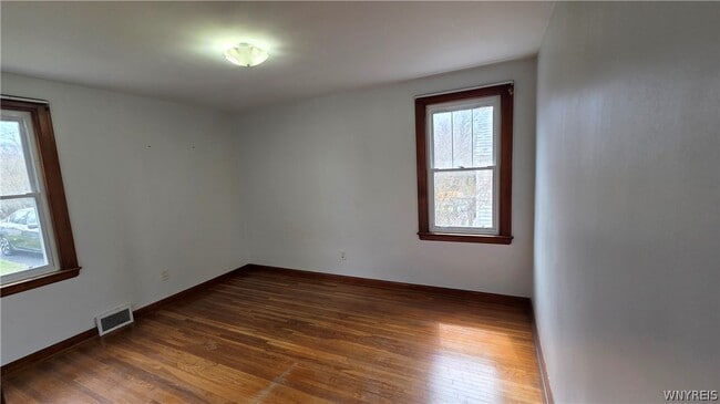 Building Photo - 1 Cresthaven Dr