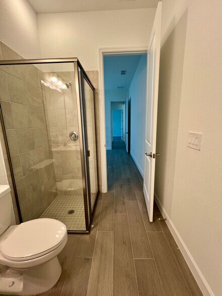 Guest/pool bath w/ shower - 8006 Lakes Edge Ln