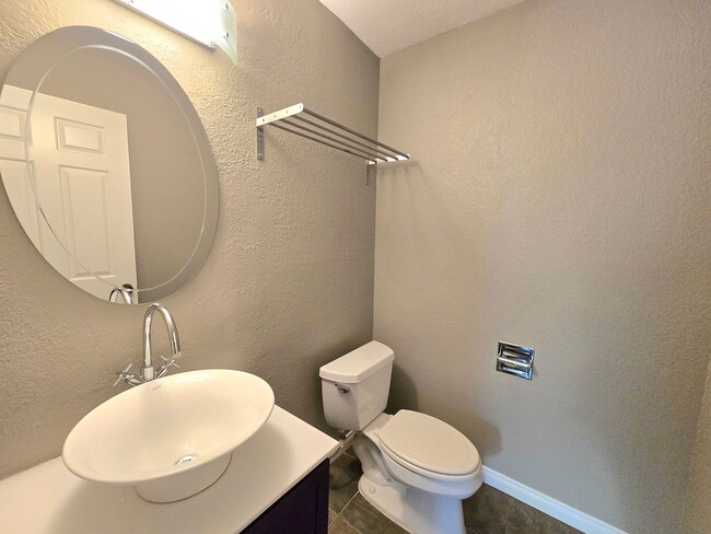 Building Photo - Charming 1 bed , 1.5 bath In the Heart of ...