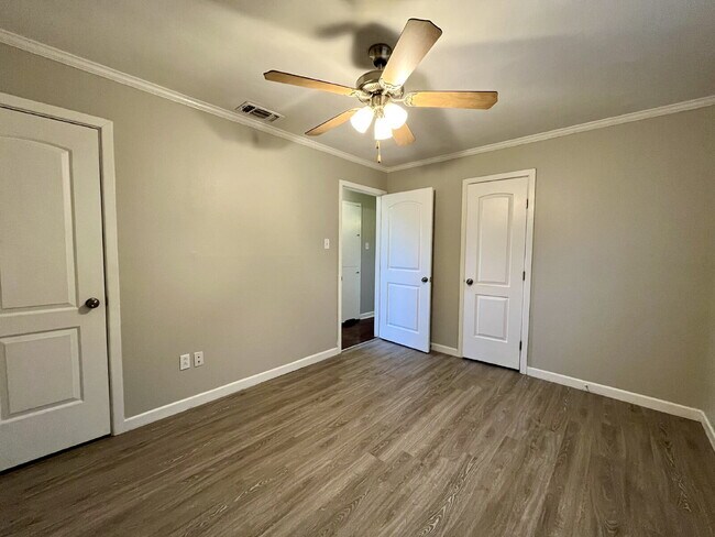 Building Photo - Cute 2/1 Duplex in Great Location!
