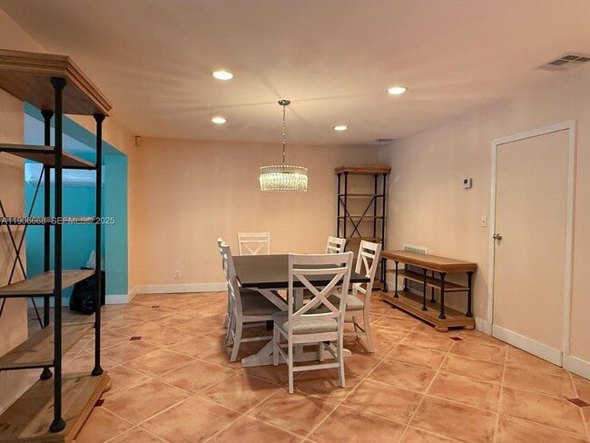 Building Photo - 1728 NE 39th St