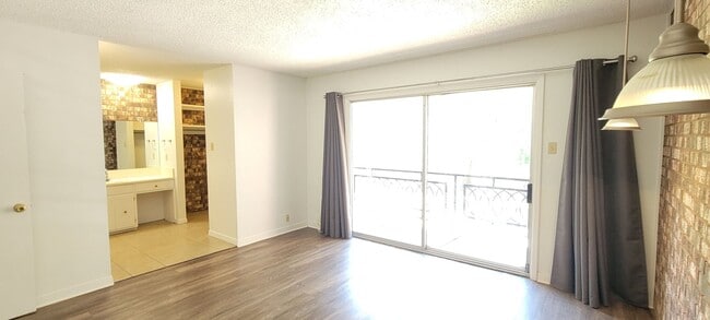 Building Photo - LARGE 2 BEDROOM 3 BATH CONDO IN COLONIAL PARK