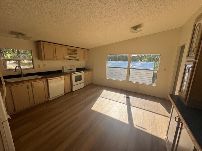 Building Photo - 3 bed 2 bath on one acre lot. New vinyl fl...