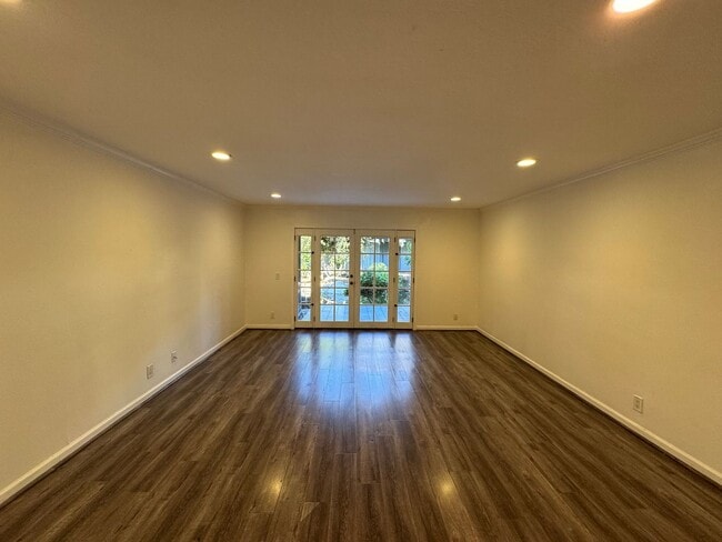 Building Photo - Beautiful 1Bd/1Ba Condo Overlooking Stream...