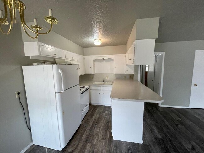 Building Photo - 2 Bedroom Duplex Close to Campus