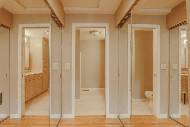 Building Photo - 2 Bedroom 1.75 Bathroom Townhome in Federal Way WA