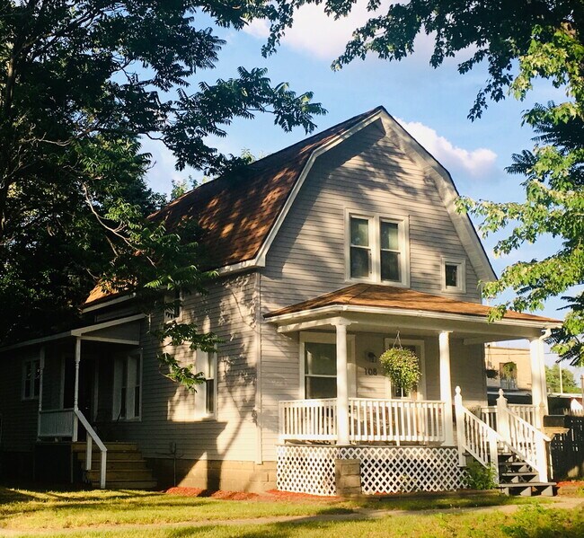 Building Photo - 3-Bedroom Rental Home Just Steps from Downtown! $1650/Month
