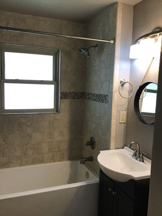 Building Photo - 3 bedroom, 1 1/2 baths and a 1 car garage ...