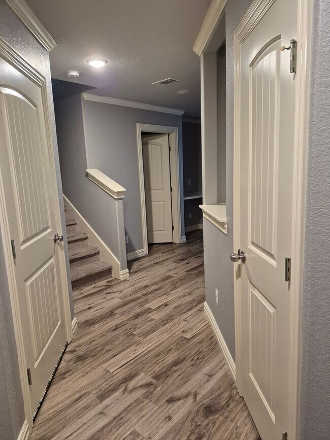 Building Photo - Move in Special on this 3 bedroom/2 bathroom townhouse