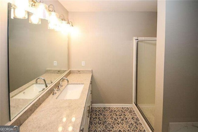Building Photo - 121 Stoneforest Dr