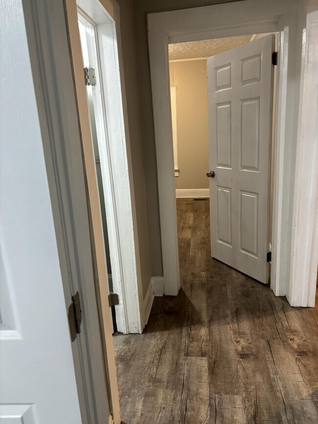 Building Photo - 554 Lynmore Ave