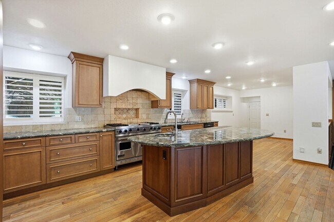 Building Photo - Spectacular 2 story home w/pool in Round Hill Country Club