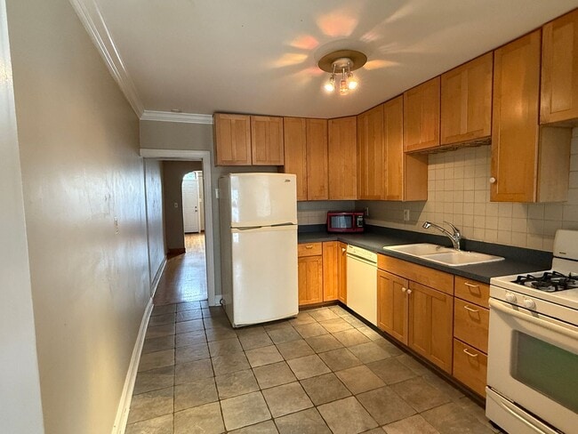 Building Photo - Charming 2 Bed w/ Parking | Steps from Lat...