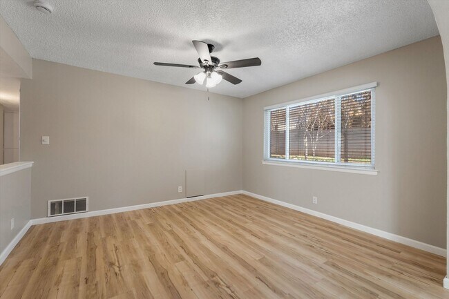Building Photo - For Rent with Move-in Special ($1,200 off Base Rent ) | 3 Beds 2 Bath | 2 Car Garage |  NE Height...